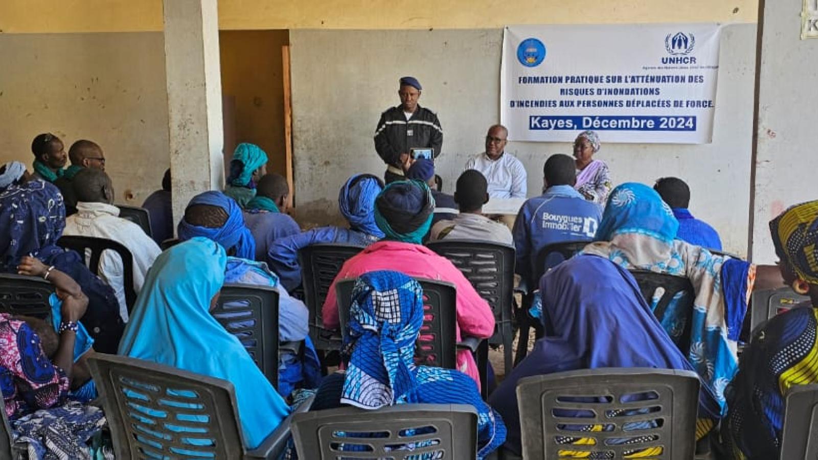 Séance de renforcement des capacités sur l'atténuation des risques d'Incendie et d'Inondation en faveur des personnes déplacées de force. Cette formation a été dispensée par la Direction Régionale de la Protection Civile (DRPC) à travers l'appui du HCR.